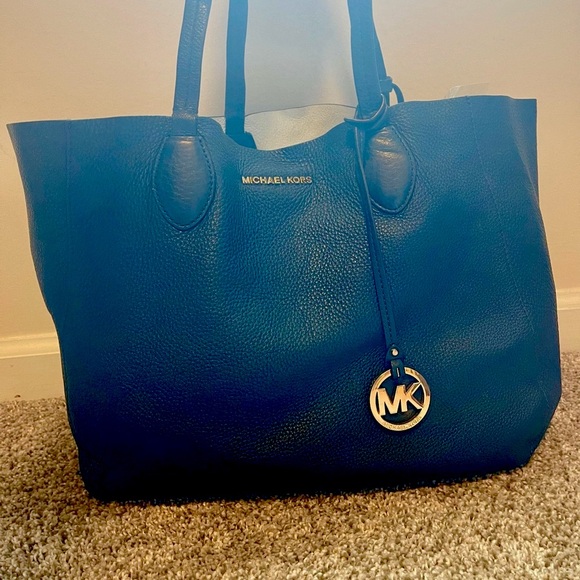 Michael Kors two totes in one reversible open tote with matching wristlet - Picture 3 of 13